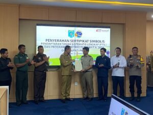 Kepala BPN Paser serahkan secara simbolis pada Bupati Paser. (Ist).