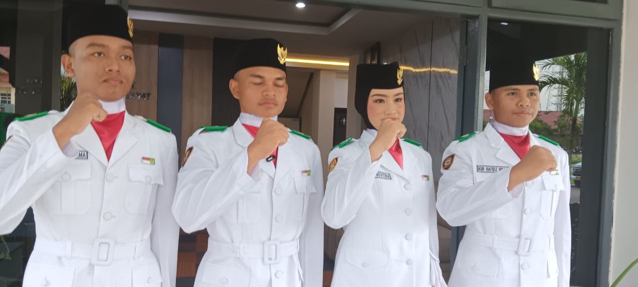 poto Sukses Paskibraka Paser mengibarkan bendera di HUT RI 80. di halamam Pemkab Paser/